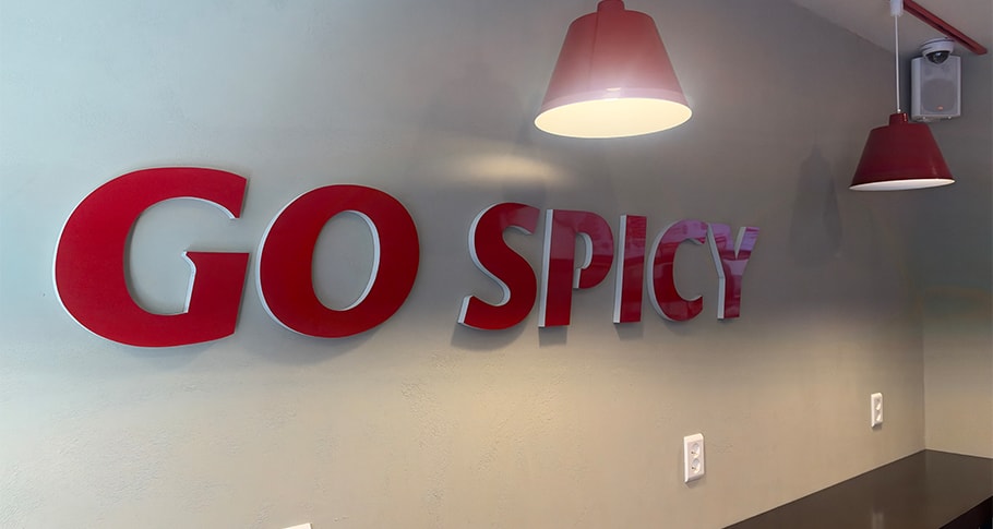 지지고 매장 벽면의 GO SPICY 로고